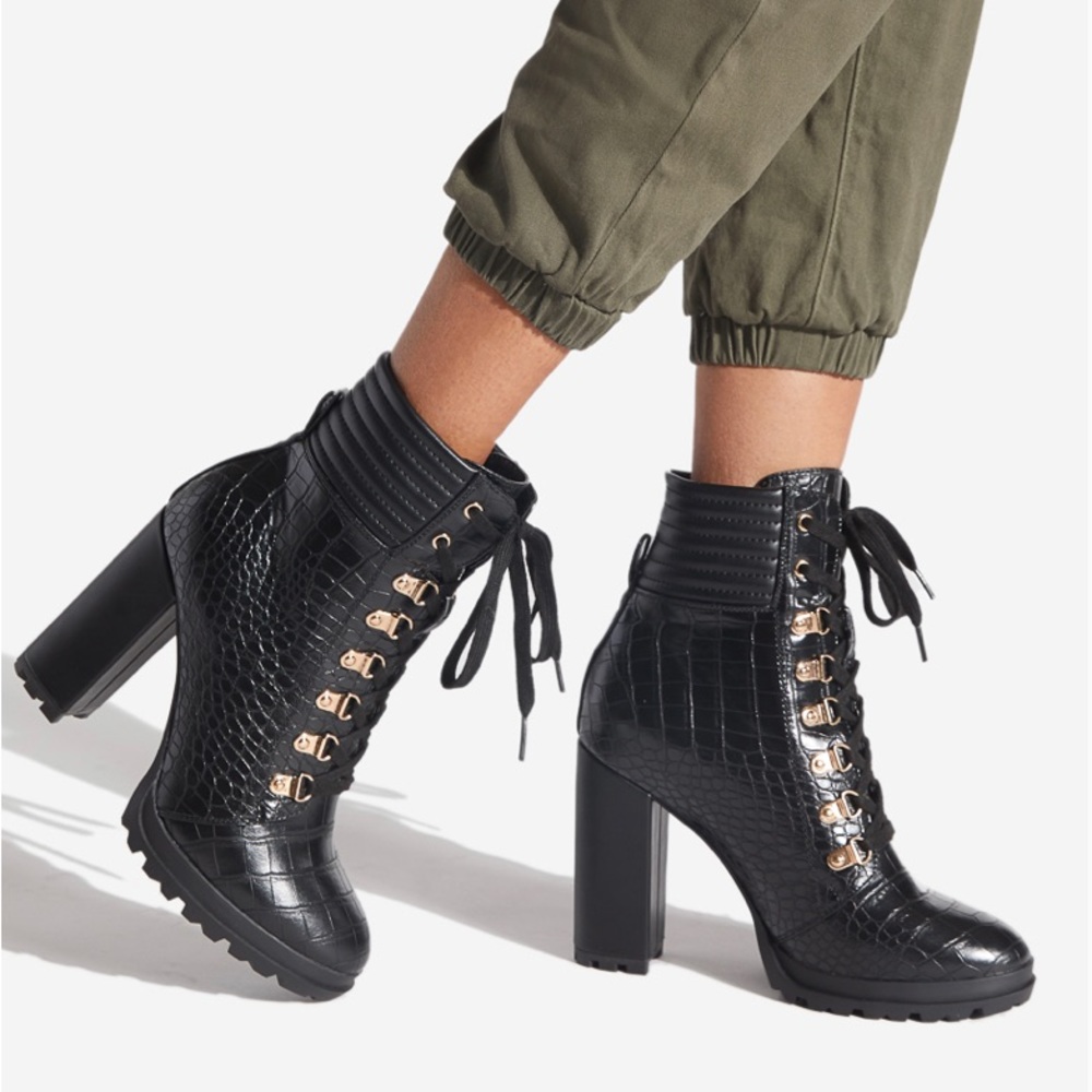 🆕 Lace Up Heeled Black Bootie 9 Wide Width
